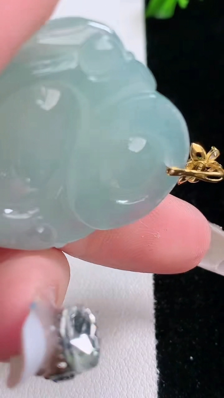 天然A货翡翠佛公吊坠，尺寸32.8-33.7-10.4，重量:17.24g
3月7日