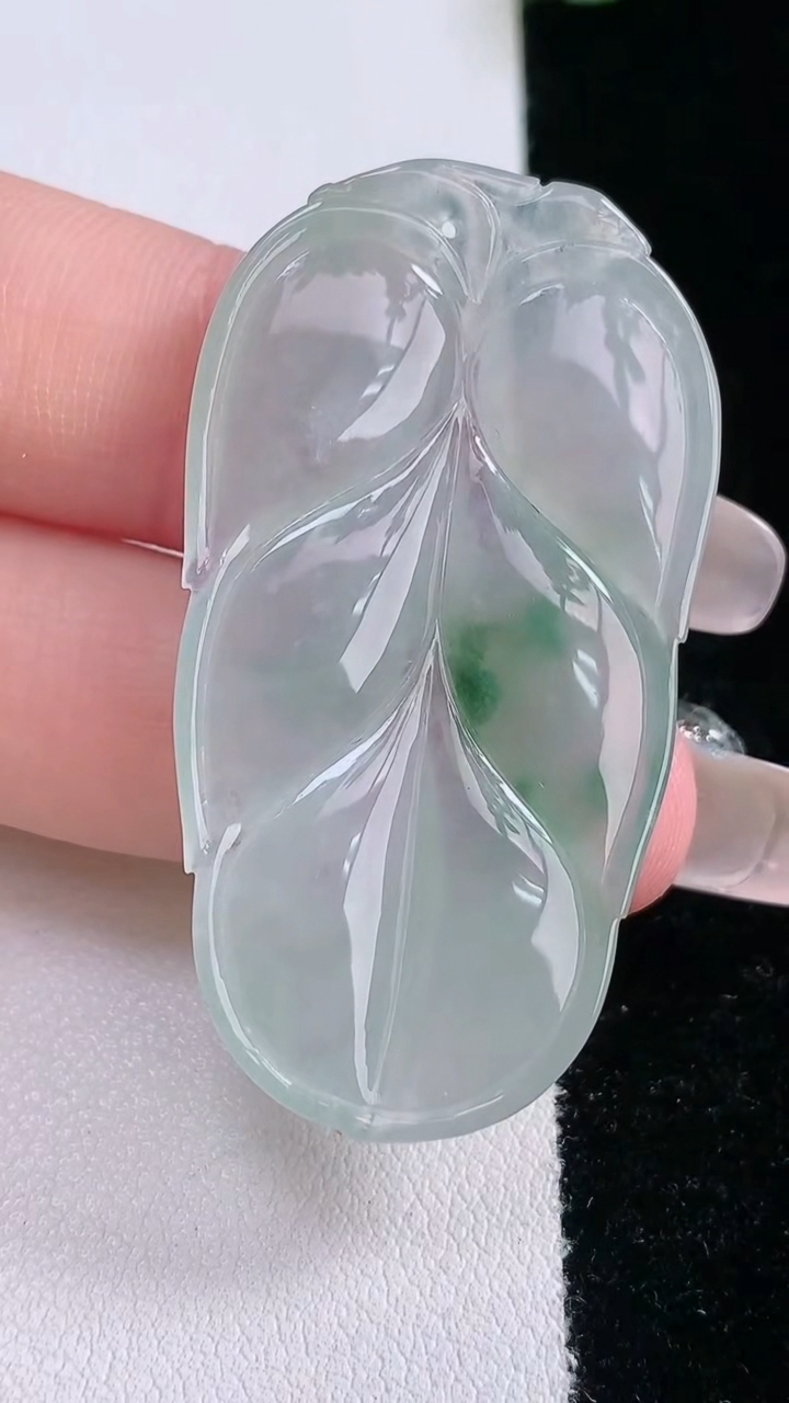 天然A货翡翠冰种飘花金枝玉叶 叶子吊坠，尺寸46-24.7-3.8，重量:9.69g
3月7日