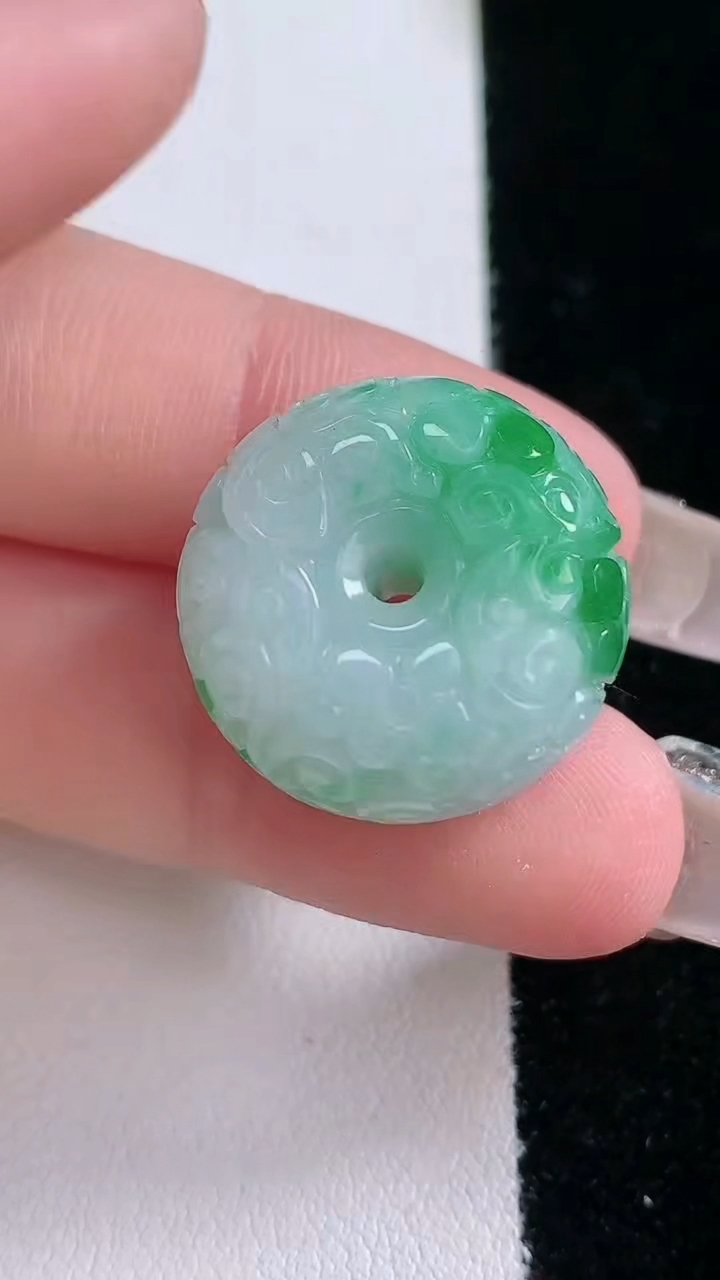 天然A货翡翠雕花路路通吊坠，尺寸20.7-11.6，重量:10.52g
3月7日