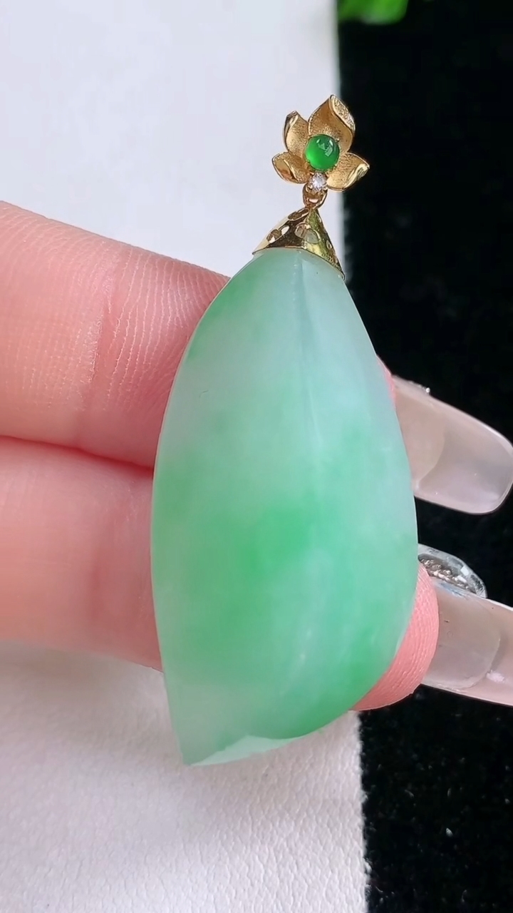 天然A货翡翠随形吊坠，尺寸35-18-10.8，重量:9.87g
3月7日