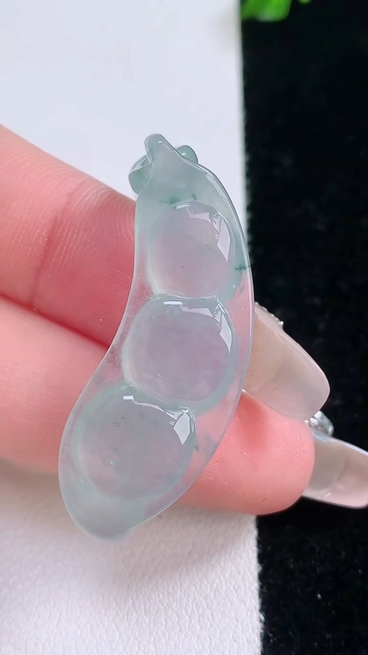 天然A货翡翠冰种飘花福豆吊坠，尺寸49.8-13.8-5.7，重量:6.68g
3月7日