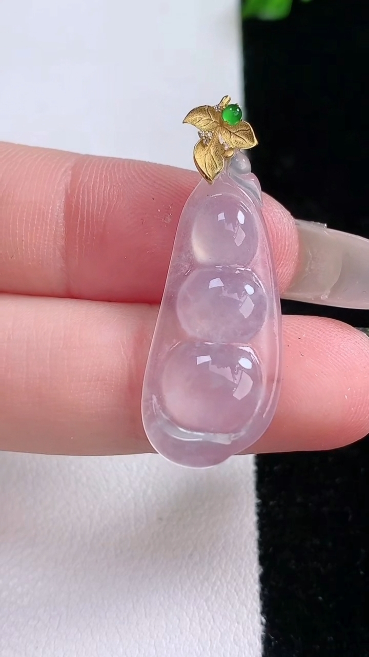 天然A货翡翠种白冰福豆吊坠，尺寸26.4-12.6-3，重量:1.83g
3月7日