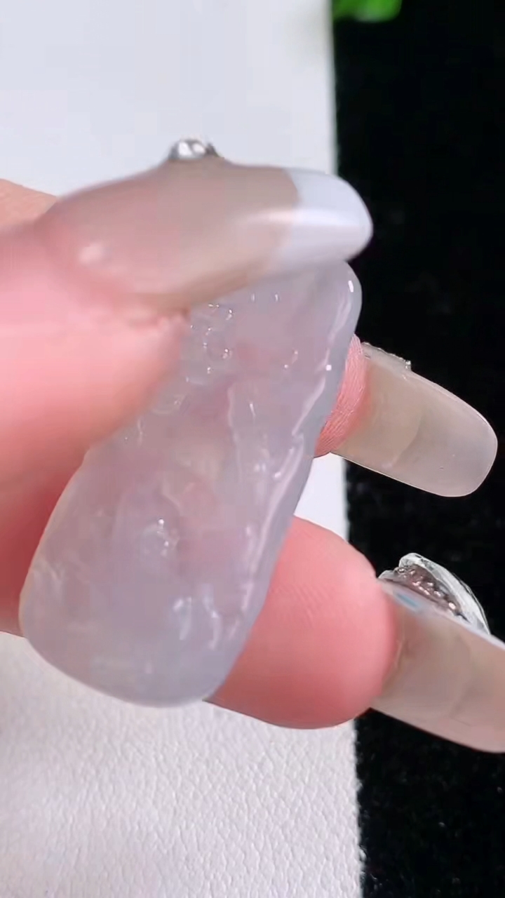 天然A货翡翠生肖鼠吊坠，尺寸30.4-15.5-3.7，重量:4.69g
3月7日