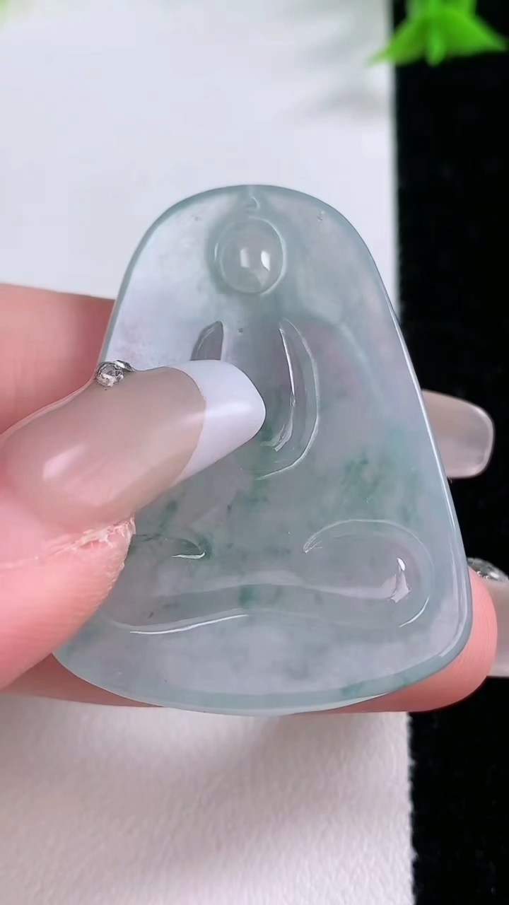 天然A货翡翠冰种飘花大日如来吊坠，尺寸42-30.7-5.4，重量:14.91g
3月7日