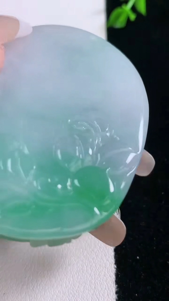 天然A货翡翠鸟语花香吊坠，尺寸56.8-45.3-10.5，重量:60.00g
3月7日