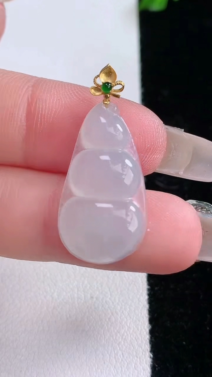 天然A货翡翠种白冰福豆吊坠，尺寸22.7-13.4-3.7，重量:2.30g
3月7日