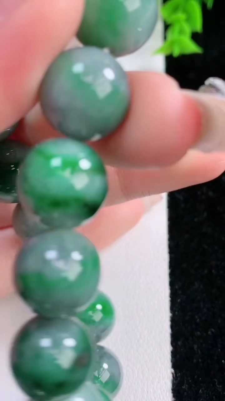 天然A货翡翠圆珠手串，尺寸12.6-16颗，重量:60.38g3月7日
工厂直销收藏佳品,种好水足，色泽均匀，有种有色，上手高大气！