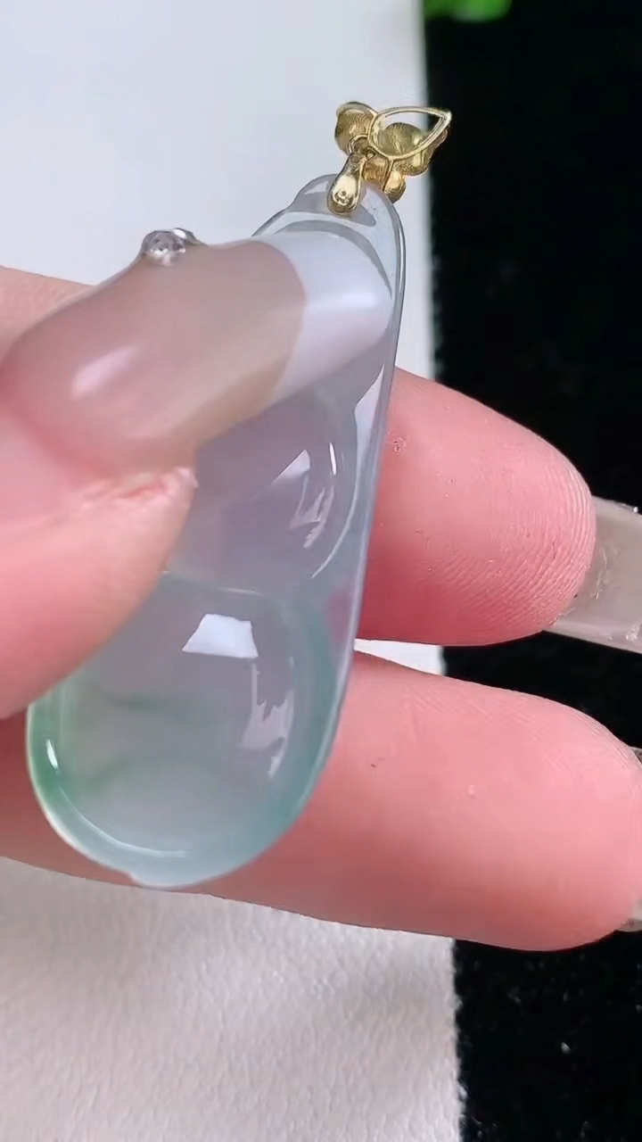 天然A货翡翠种飘花福豆吊坠，尺寸37-14.8-6，重量:5.98g
3月7日