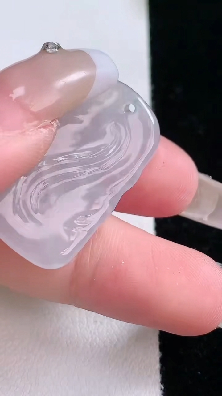 天然A货翡翠生肖马吊坠，尺寸30.8-18-4，重量:5.44g
3月7日