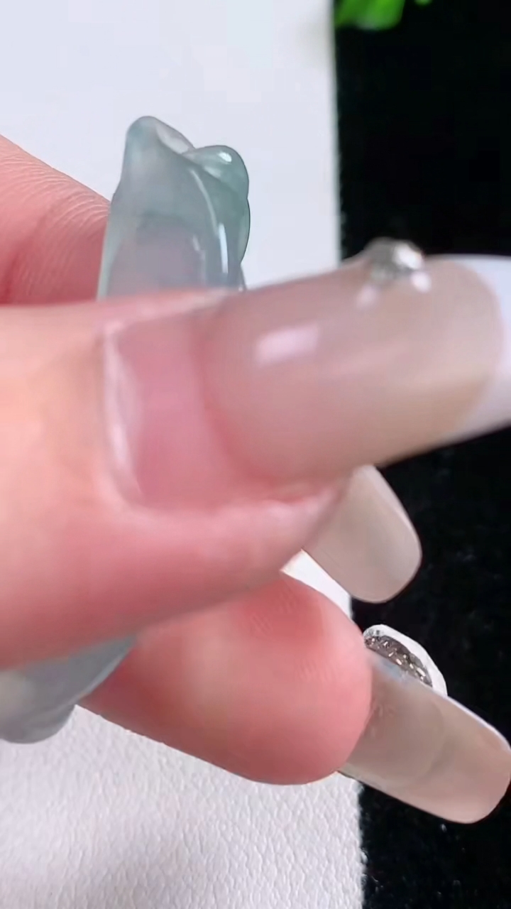 天然A货翡翠冰种飘花福豆吊坠，尺寸49.8-13.8-5.7，重量:6.68g
3月7日