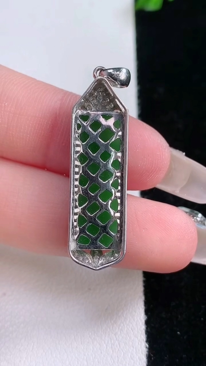 天然A货翡翠无事牌吊坠，尺寸37.7-9.3-6，裸石24.3-7.8重量:3.68g
3月7日