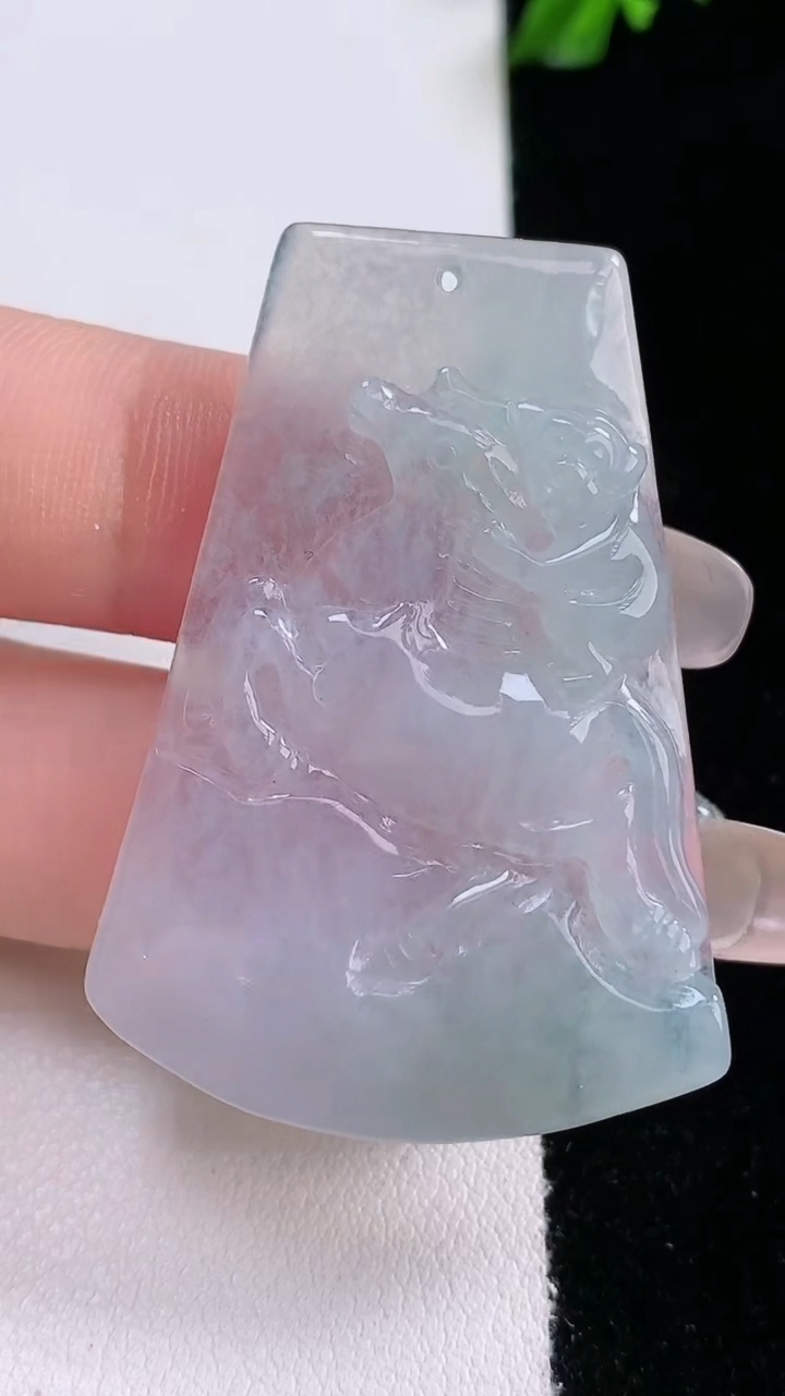 天然A货翡翠马上封侯吊坠，尺寸44-31-4.5，重量:12.97g
3月7日