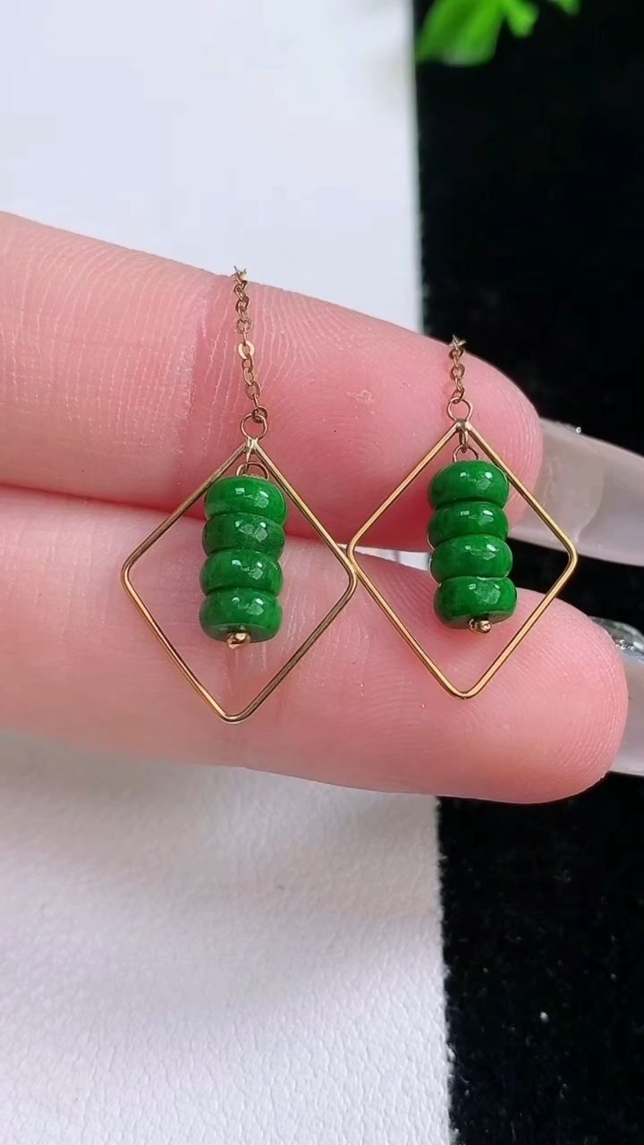 天然A货翡翠算盘珠吊坠，尺寸4.8-2.2，重量:1.97g3月7日
工厂直销收藏佳品,种好水足，色