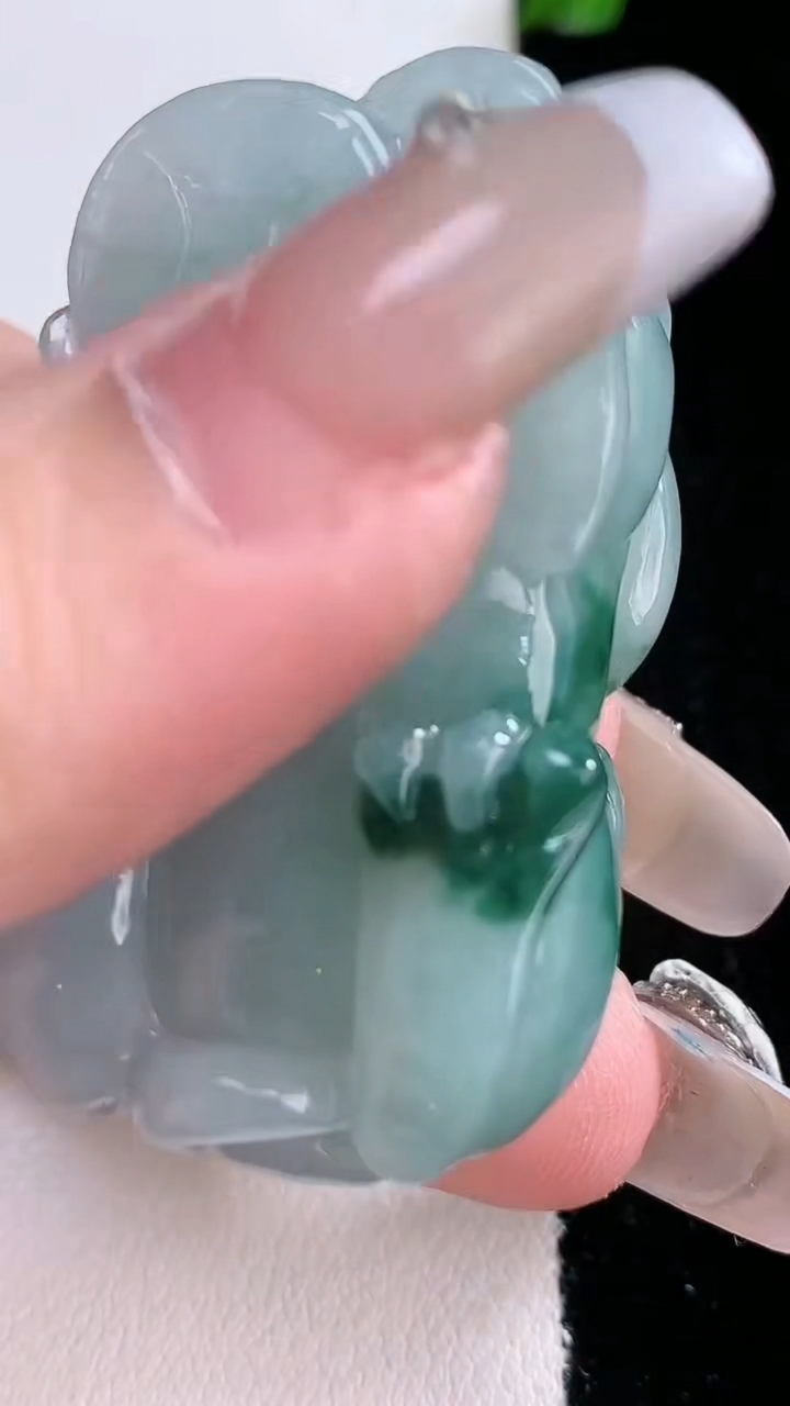 天然A货翡翠飘花霸王貔貅吊坠，尺寸44-26.8-15.5，重量:43.80g
3月7日