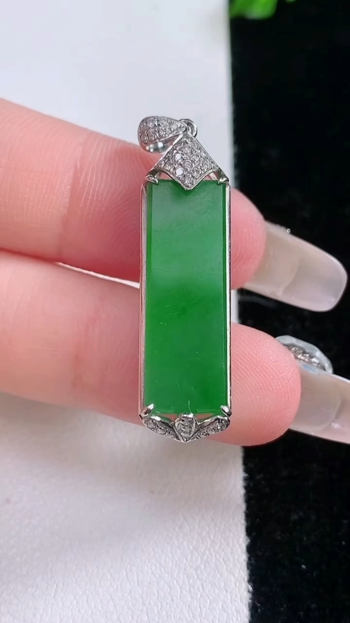 天然A货翡翠无事牌吊坠，尺寸37.7-9.3-6，裸石24.3-7.8重量:3.68g
3月7日