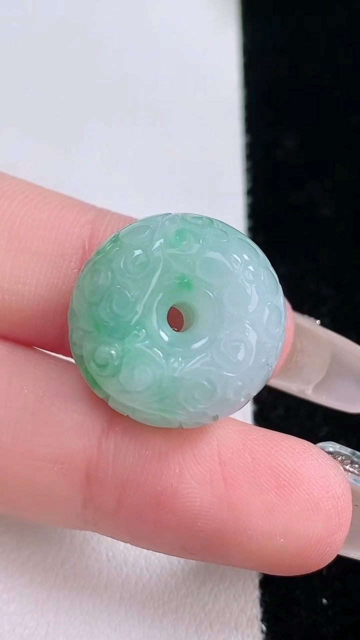 天然A货翡翠雕花路路通吊坠，尺寸17.6-11.4，重量:7.92g
3月7日