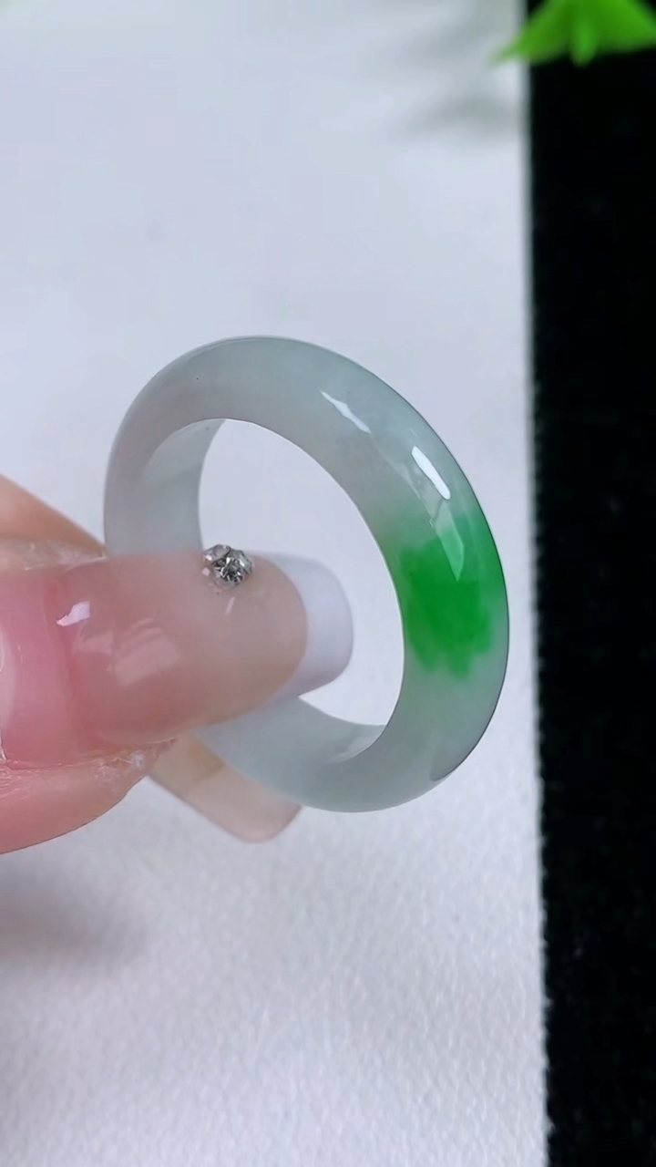 天然A货翡翠指环戒指，尺寸20.3-6-3.5，重量:4.89g2026年3月7日
工厂直销收藏佳品,种好水足，色泽均匀，有种有色，上手高大气！