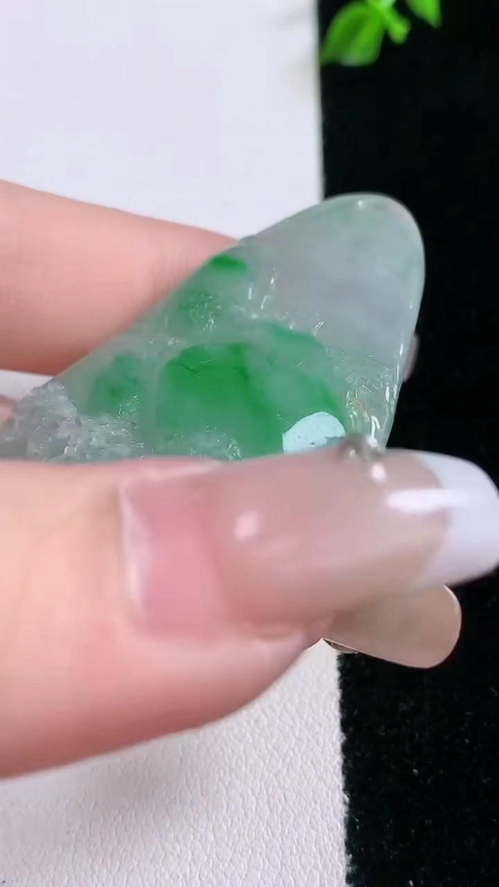 天然A货翡翠山水牌吊坠，尺寸48.2-33-5.2，重量:13.82g
3月7日