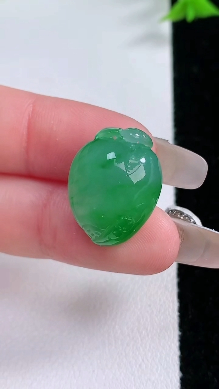 天然A货翡翠寿桃吊坠，尺寸20.2-15.5-11，重量:5.45g
3月7日