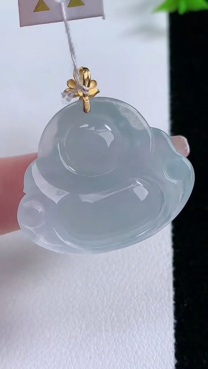 天然A货翡翠种白冰佛公吊坠，尺寸27.3-32-6.6，重量:8.27g
3月7日