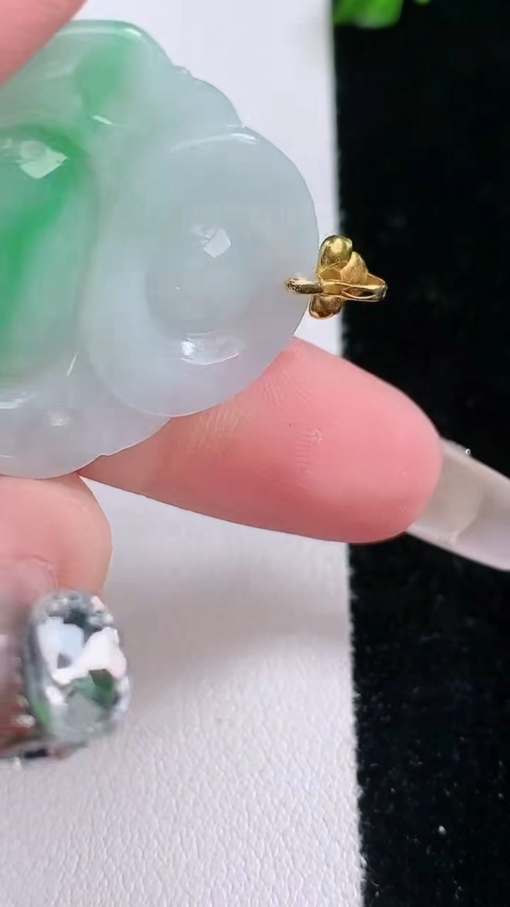 天然A货翡翠佛公吊坠，尺寸28.4-30-7.2，重量:9.96g
3月7日