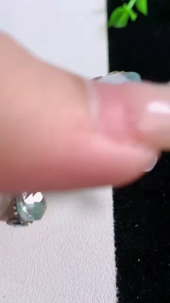 天然A货翡翠无事牌吊坠，尺寸46-5.3，重量:31.70g
3月7日