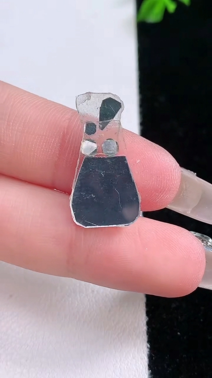 天然A货翡翠福豆镶嵌件一对，尺寸12.2-5.3，重量:0.82g
3月7日