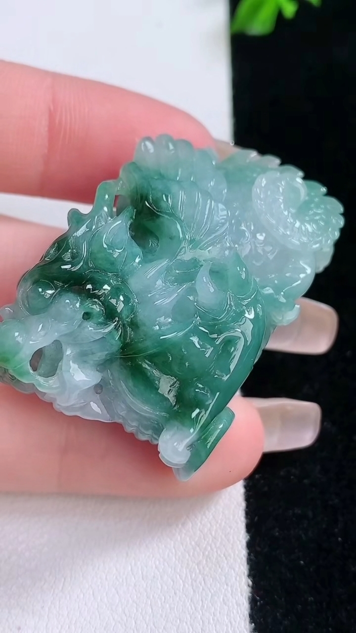 天然A货翡翠貔貅吊坠，尺寸25-39.2-15.8，重量:30.54g
3月7日