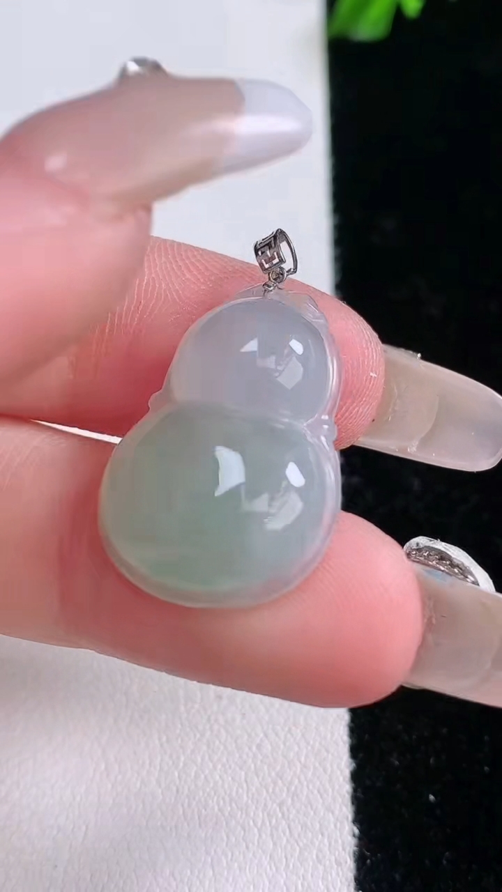 天然A货翡翠葫芦吊坠，尺寸22.4-16.4-5.6，重量:3.62g
3月7日