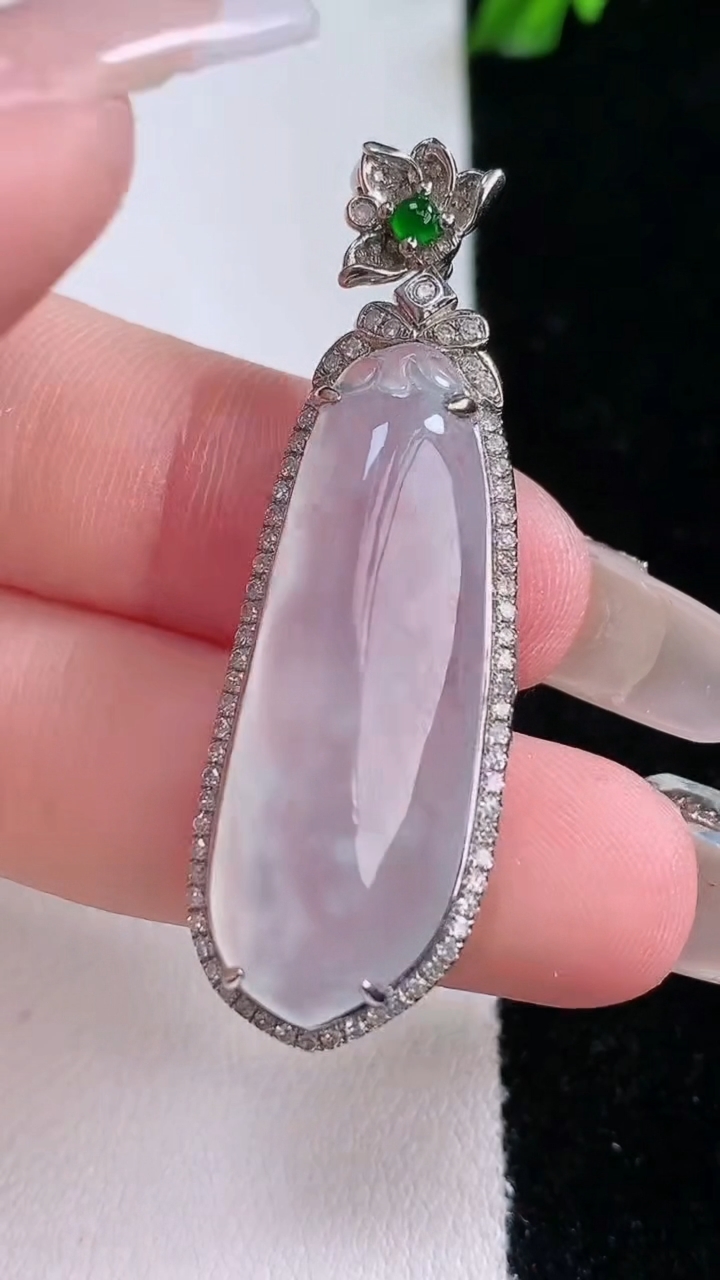 天然A货翡翠种白冰福瓜吊坠，尺寸45.6-14.3-8，裸石32.4-11.2重量:6.47g
3月7日