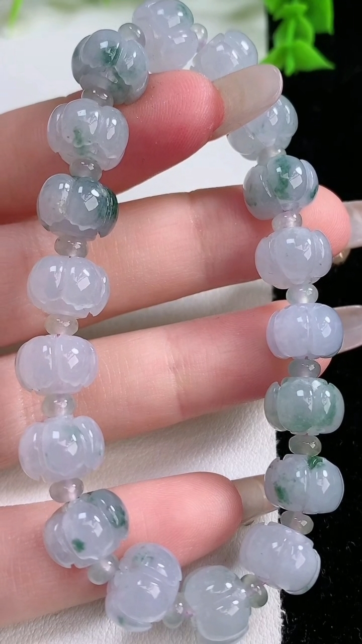 天然A货翡翠飘花莲花手串，尺寸10.4-7.8-18颗，重量:27.31g3月7日
工厂直销收藏佳品,种好水足，色泽均匀，有种有色，上手高大气！