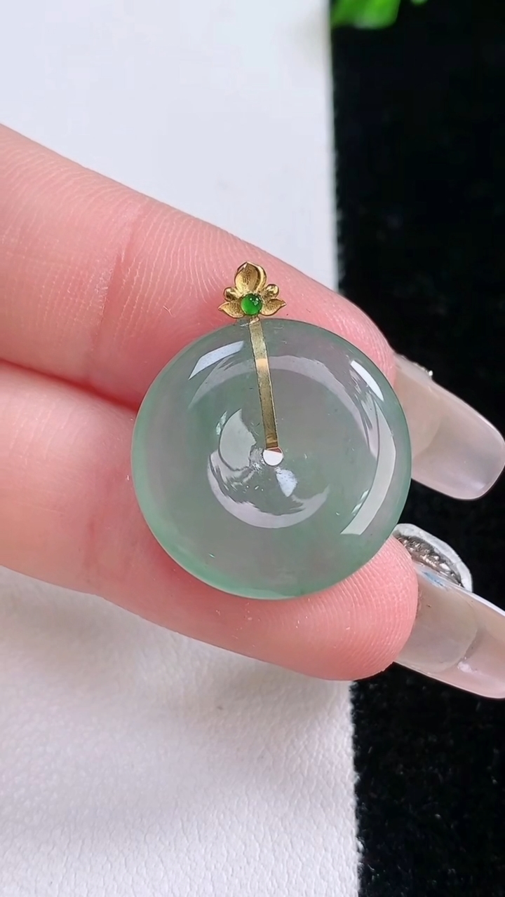 天然A货翡翠平安扣吊坠，尺寸20-3.7，重量:3.31g
3月7日
