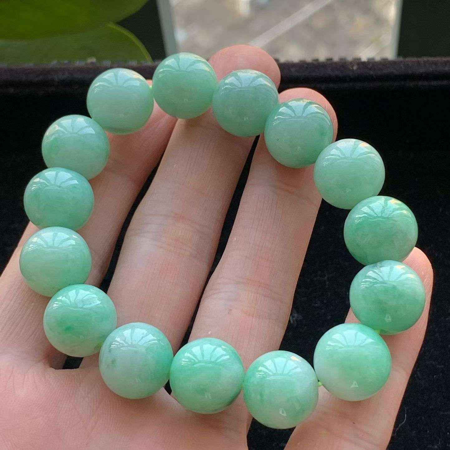 A货天然翡翠冰糯种满绿手串14颗重量71.59
3月7日