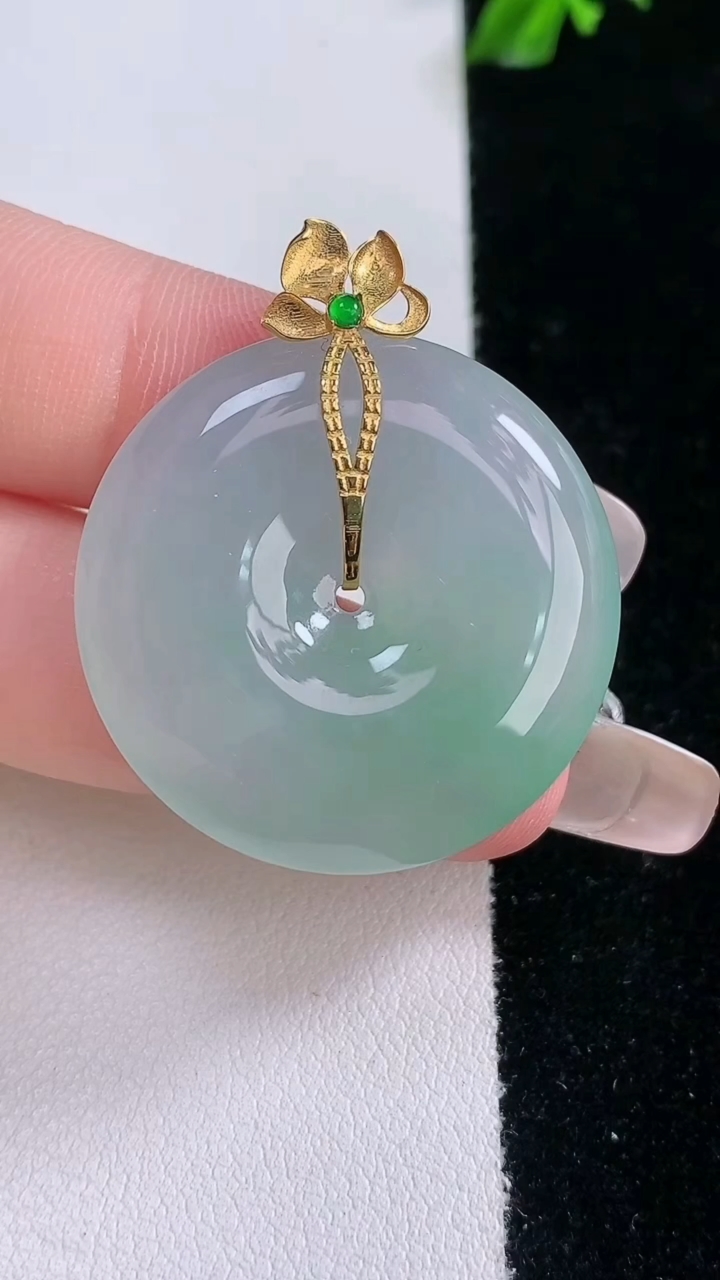 天然A货翡翠平安扣吊坠，尺寸30-5.9，重量:1191g
3月7日