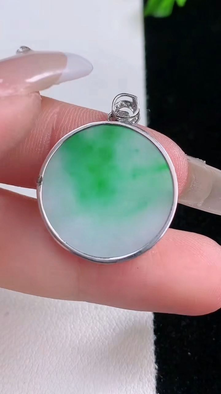 天然A货翡翠无事牌吊坠，尺寸21.6-3.2，重量:4.58g
3月7日