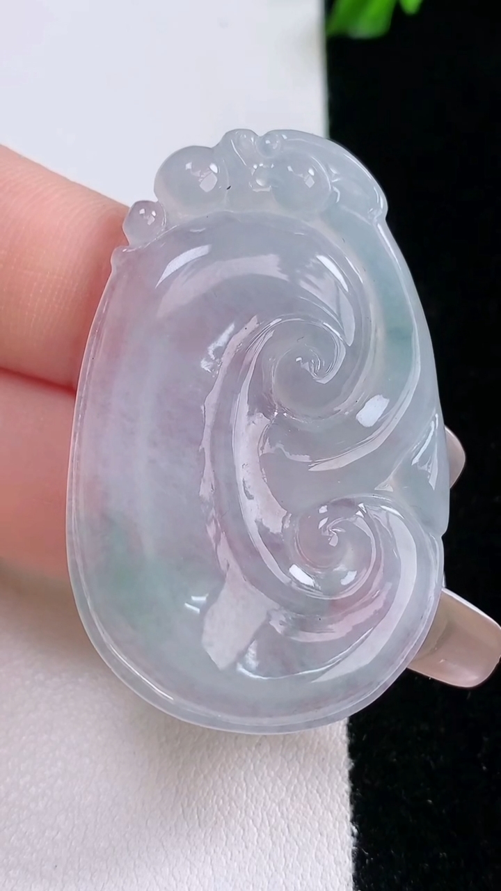 天然A货翡翠如意吊坠，尺寸45.3-28.8-4，重量:10.66g
3月7日