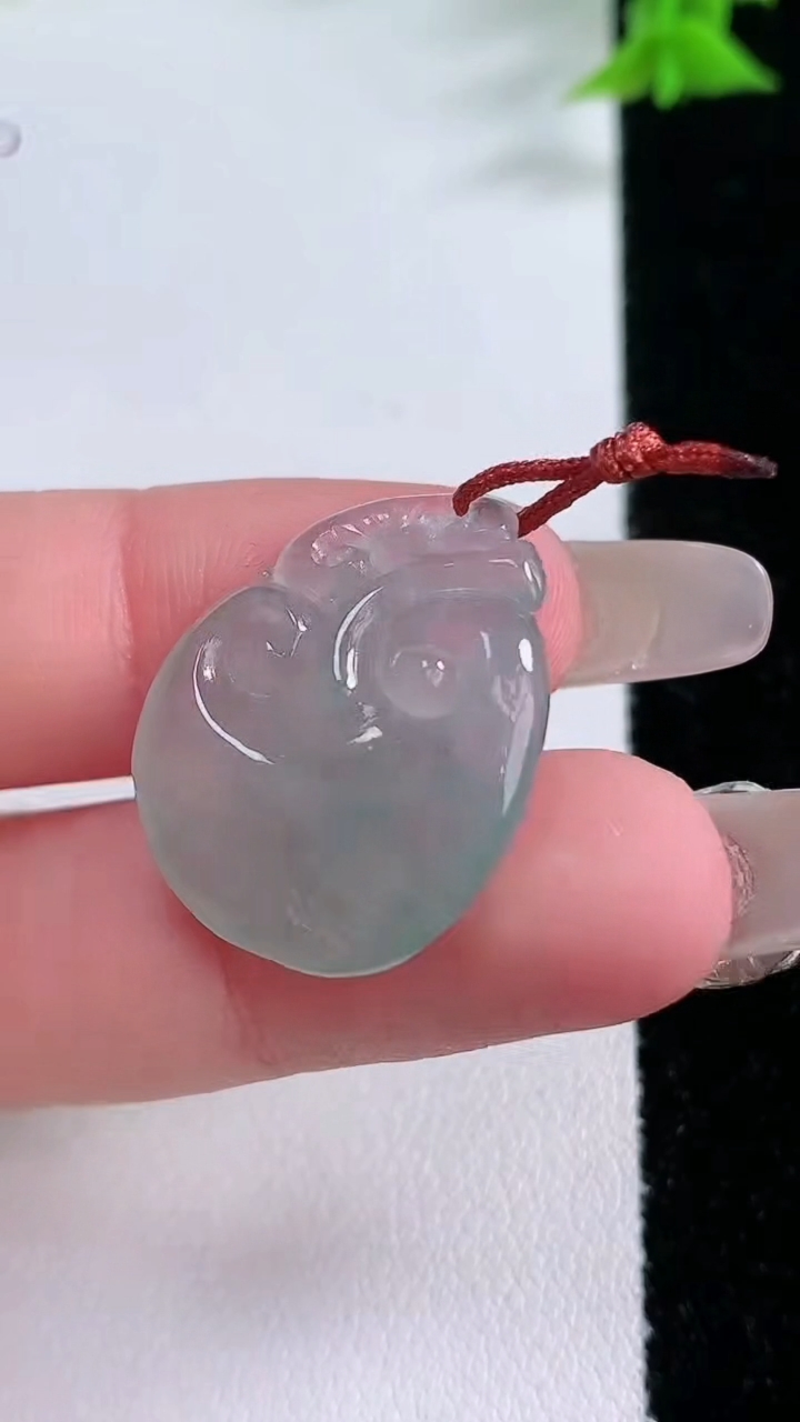 天然A货翡翠冰种飘花如意头吊坠，尺寸24.3-19.6-5.8，重量:4.60g
3月7日