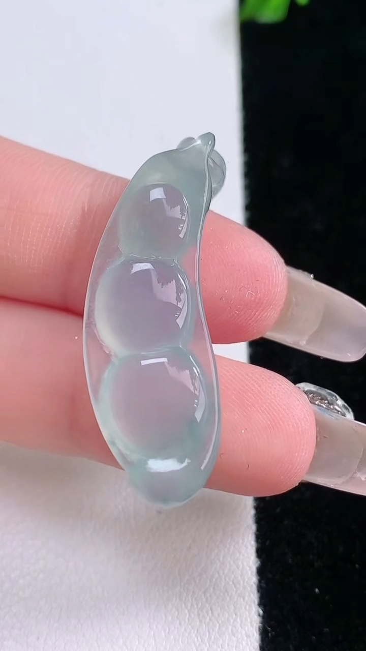 天然A货翡翠冰种飘花福豆吊坠，尺寸37.3-12.3-6，重量:5.56g
3月7日