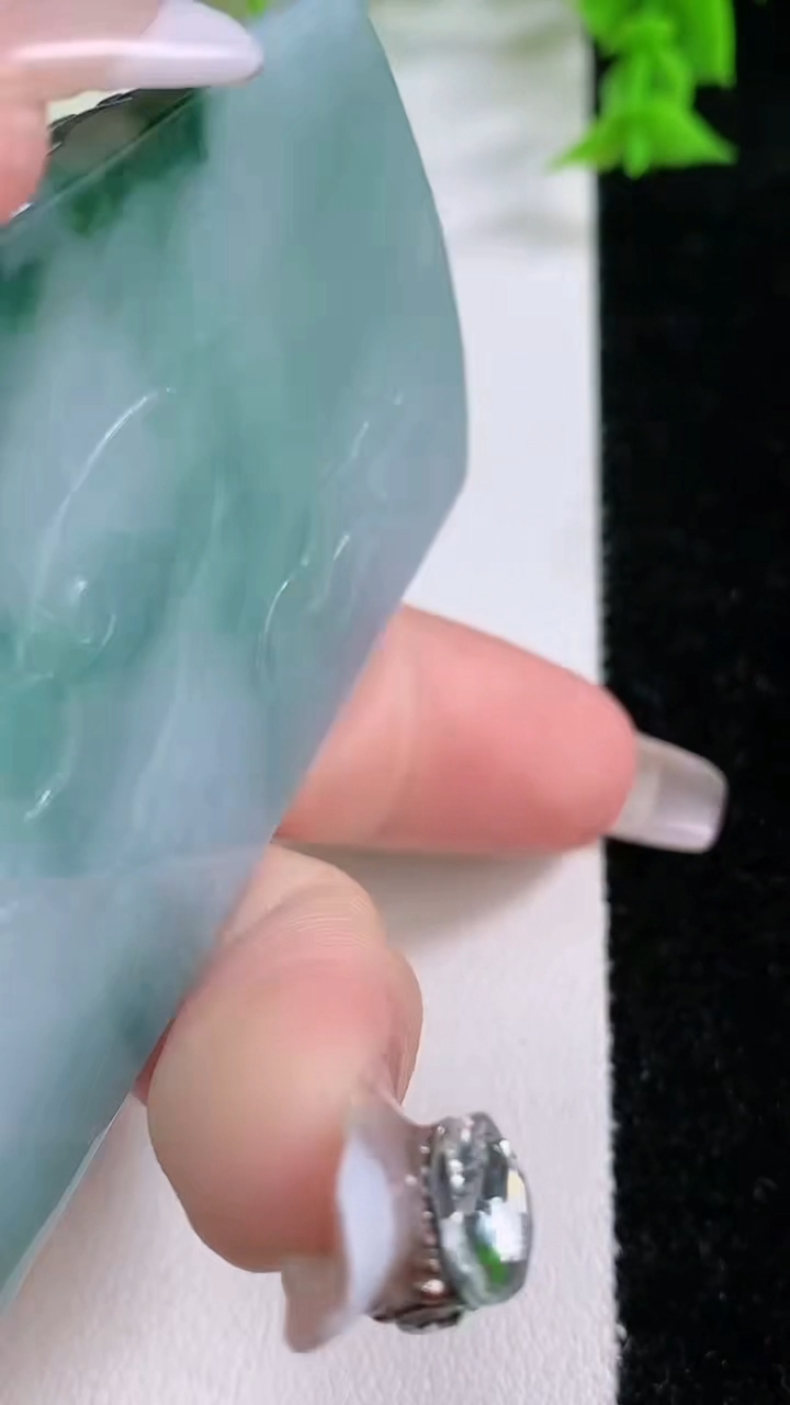 天然A货翡翠飘花普贤菩萨吊坠，尺寸70.3-45.7-5.6，重量:41.97g
3月7日