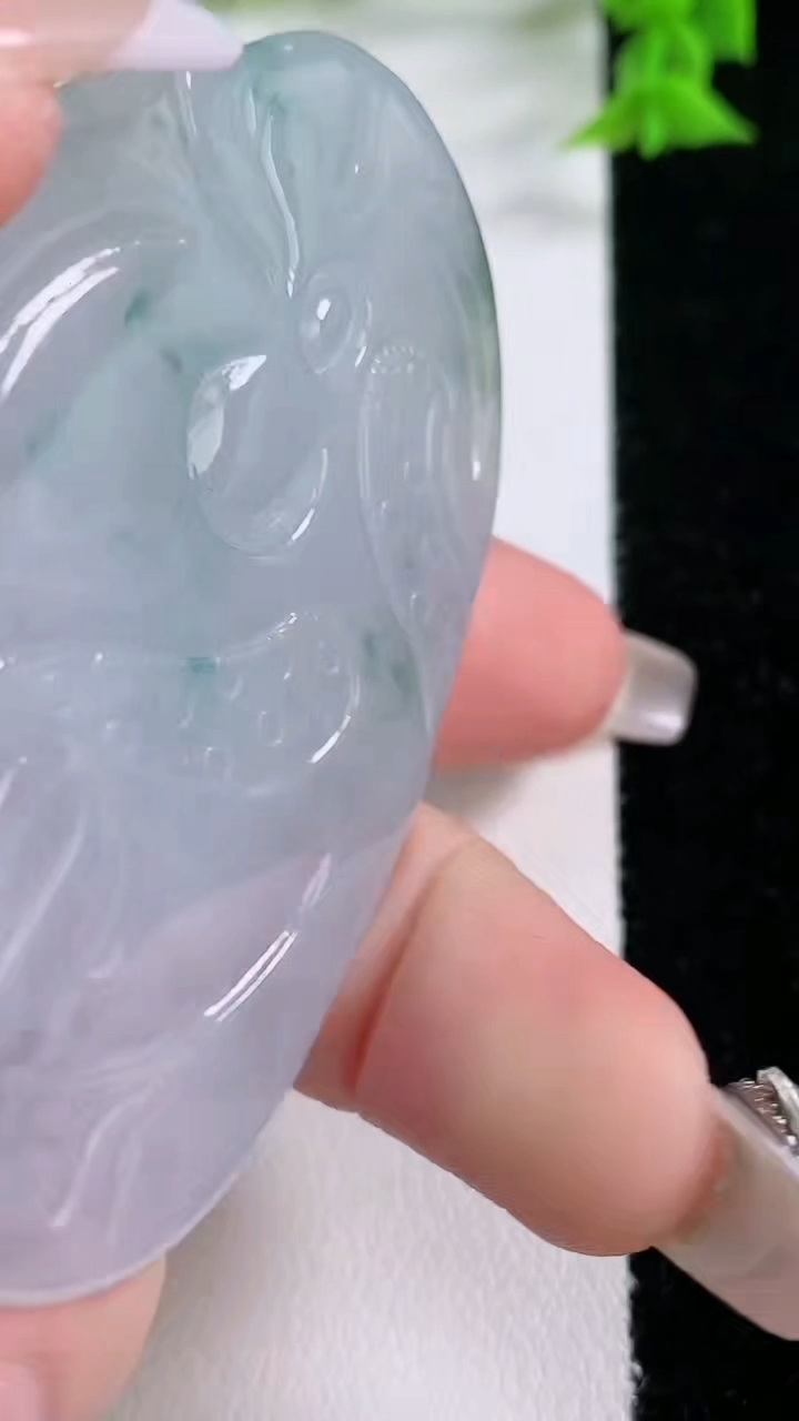 天然A货翡翠飘花御龙观音菩萨吊坠，尺寸66-44-10，重量:46.89g
3月7日