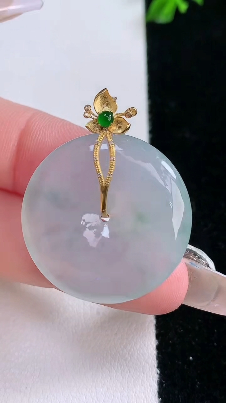 天然A货翡翠种飘花平安扣吊坠，尺寸27.3-5，重量:8.53g
3月7日