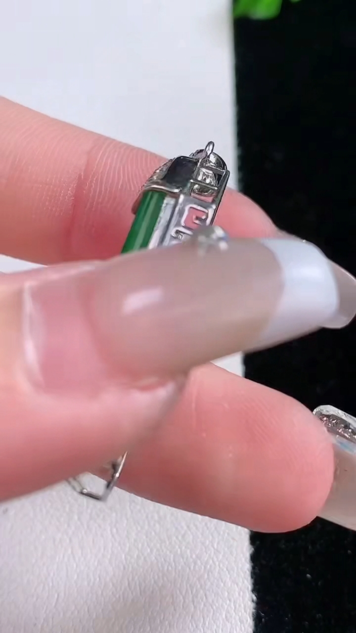 天然A货翡翠无事牌吊坠，尺寸37.7-9.3-6，裸石24.3-7.8重量:3.68g
3月7日