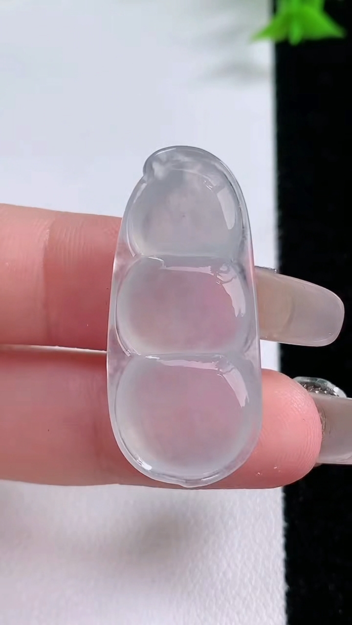 天然A货翡翠福豆吊坠，尺寸34-15.4-5.8，重量:5.64g
3月7日