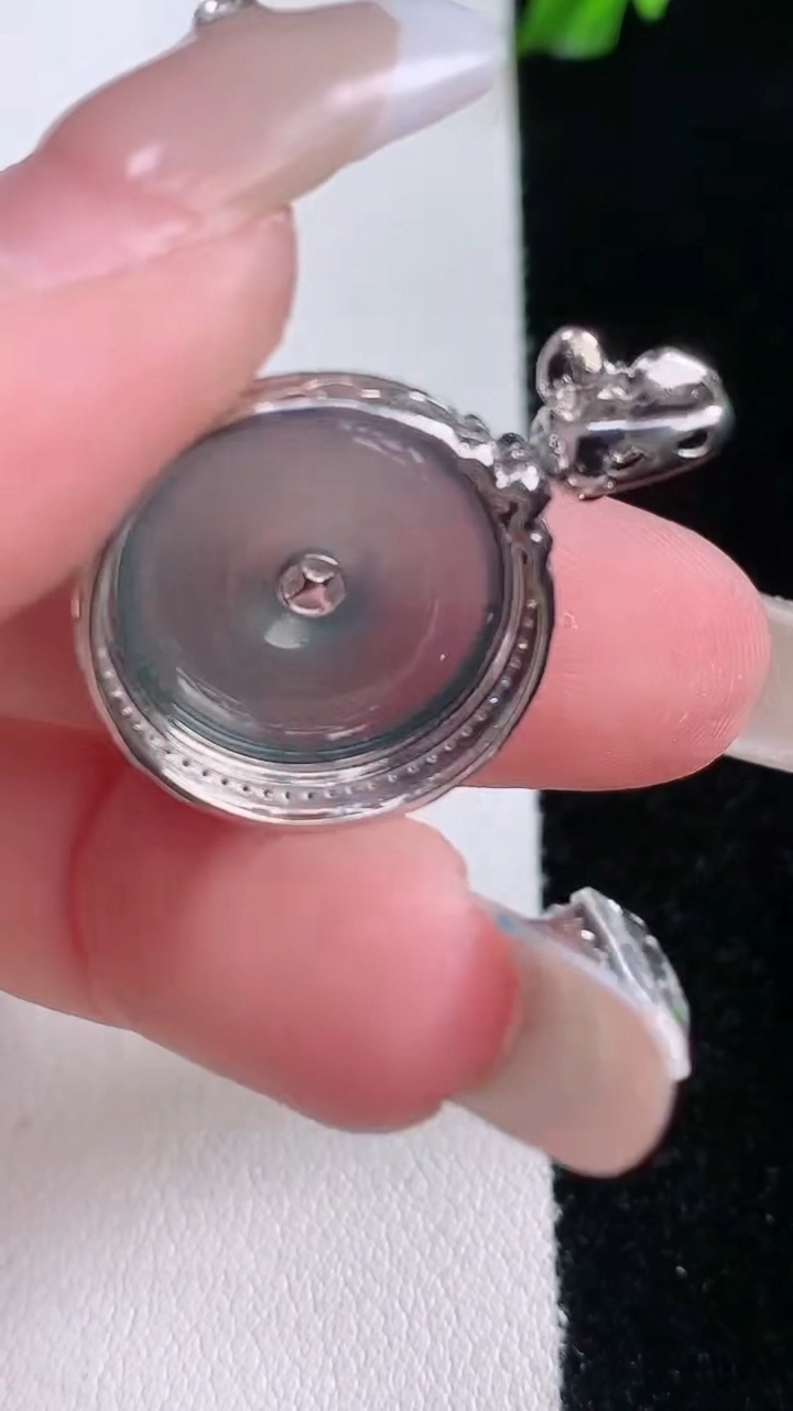 天然A货翡翠18K金蓝水平安扣吊坠，尺寸28-19.3-6，裸石15.8重量:3.48g
3月7日