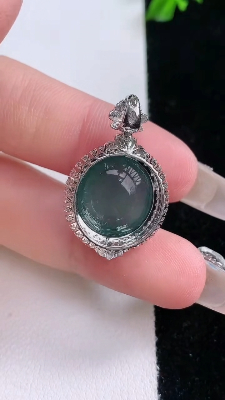 天然A货翡翠18K金蓝水蛋面吊坠，尺寸28-17.8-9.5，裸石14-13.2重量:3.85g
3月7日