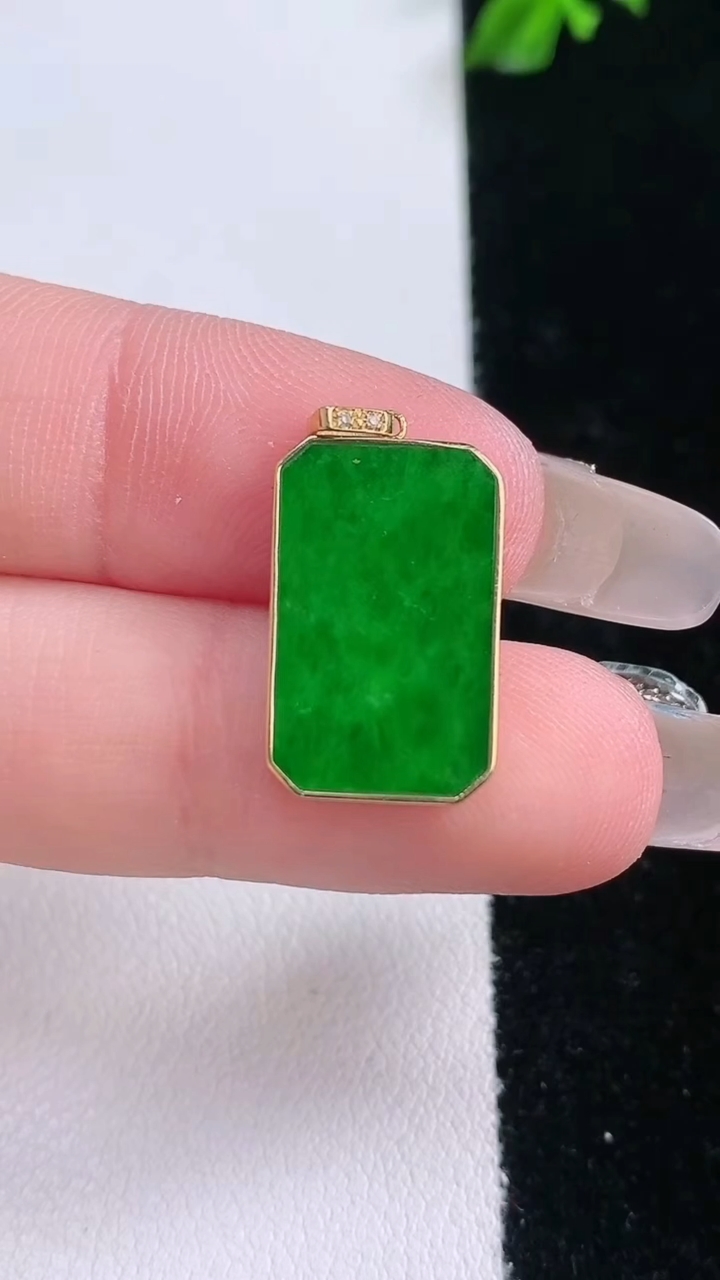 天然A货翡翠无事牌吊坠，尺寸18-11.2-1.8，重量:1.47g
3月7日