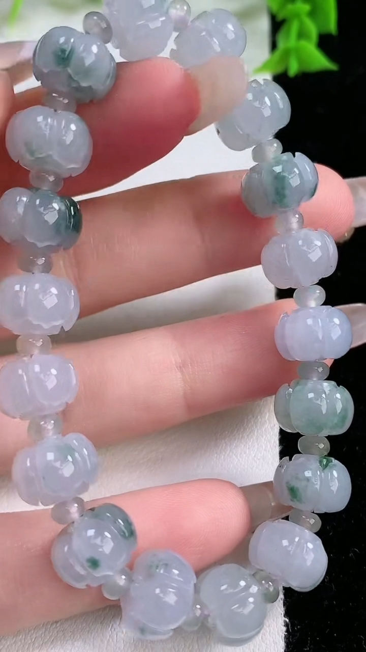天然A货翡翠飘花莲花手串，尺寸10.4-7.8-18颗，重量:27.31g3月7日
工厂直销收藏佳品