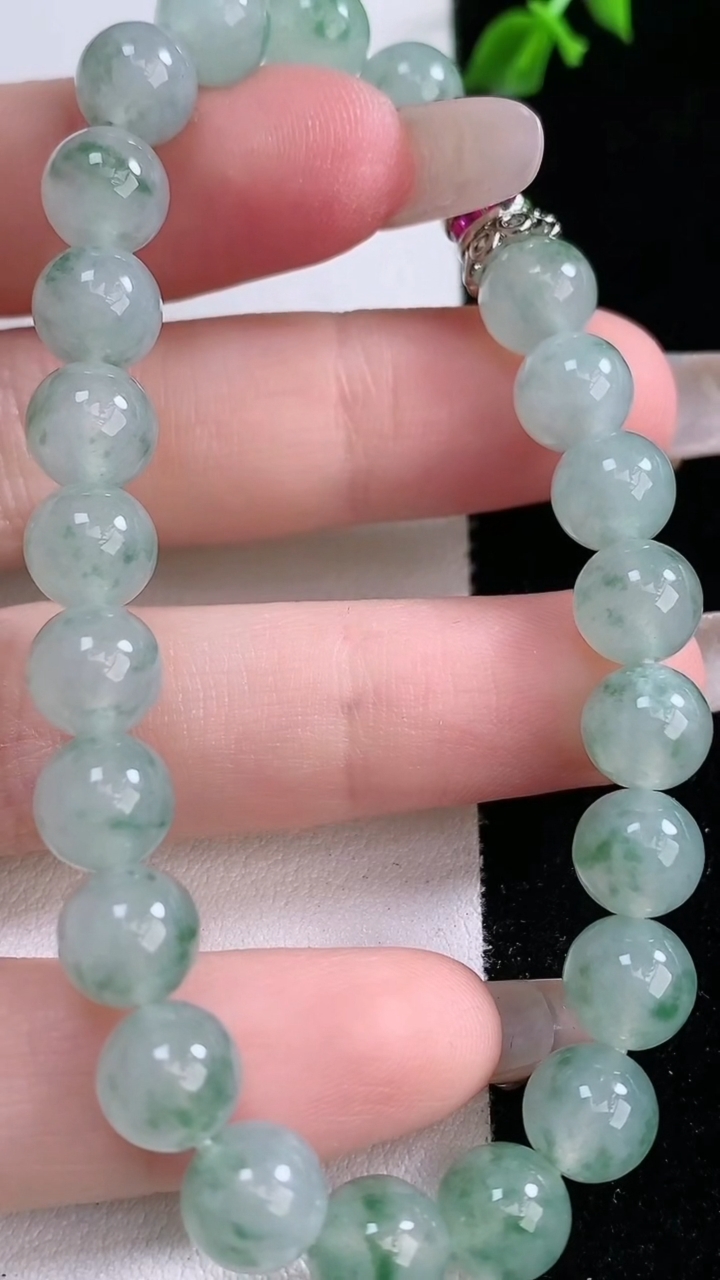 天然A货翡翠飘花圆珠手串，尺寸7.7-23颗，重量:20.47g3月7日
工厂直销收藏佳品,种好水足，色泽均匀，有种有色，上手高大气！