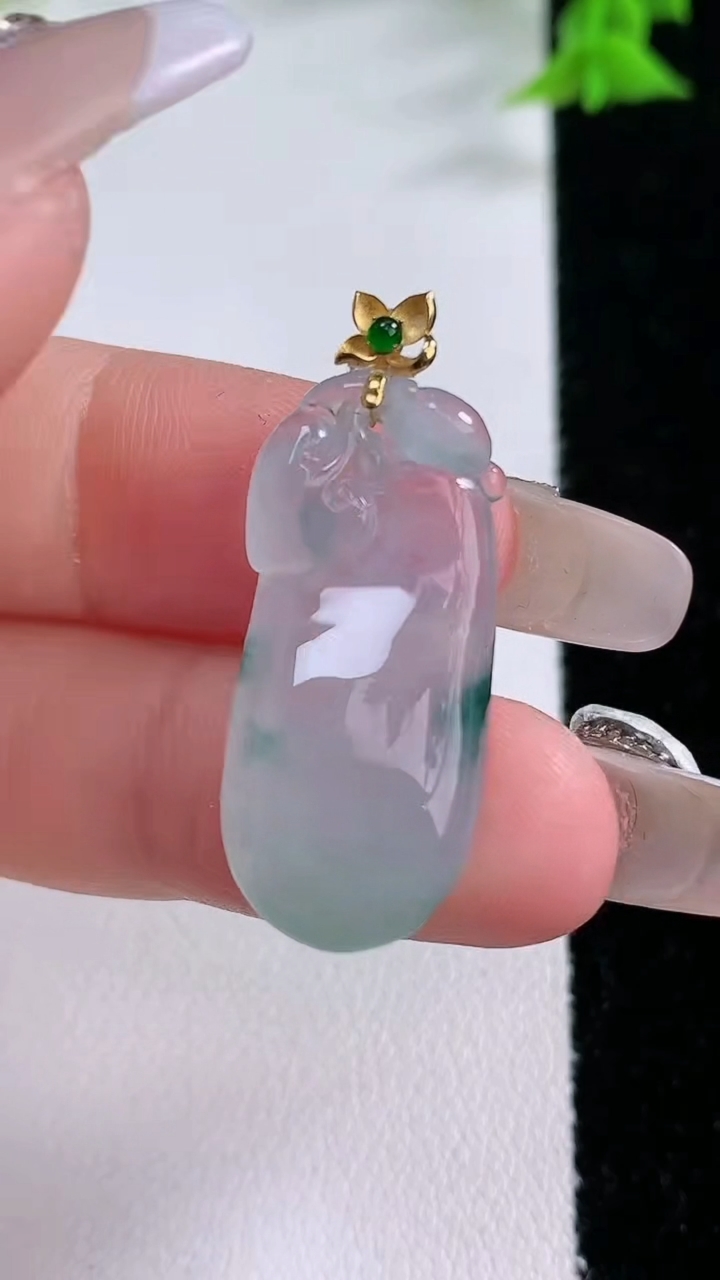 天然A货翡翠种飘花福瓜吊坠，尺寸27.3-12.7-5.4，重量:4.82g
3月7日