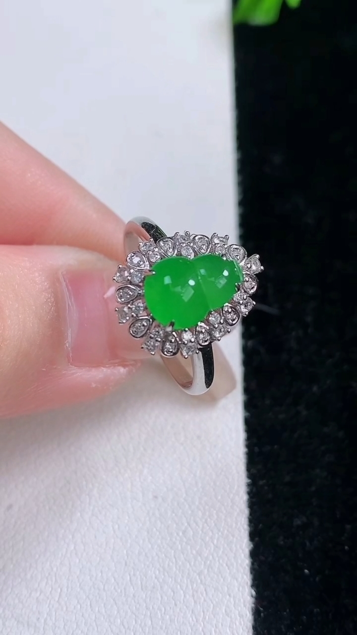 天然A货翡翠葫芦戒指，尺寸18-9.4-6-7.4，重量:2.88g2026年3月7日
工厂直销收藏